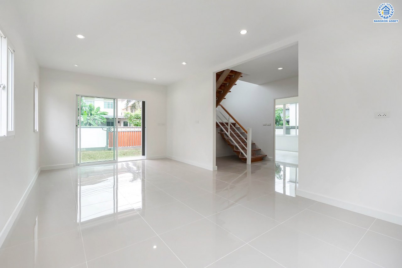 บ้านมือสองตกแต่งใหม่ ม.พฤกษาวิลเลจ11 ท่าอิฐ เนื้อที่ 52.5 ตร.ว. ฟังก์ชันพร้อม 3 ห้องนอน 2 ห้องน้ำ 1 ห้องอเนกประสงค์ จอดรถได้ 1 คัน บนทำเลศักยภาพ เข้า-ออกได้ทั้ง ถนนรัตนาธิเบศร์ และถนนราชพฤกษ์ ใกล้รถไฟฟ้าสายสีม่วง "สถานีบางรักน้อยท่าอิฐ"